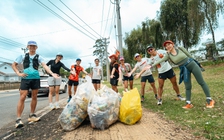 Tưởng chỉ chạy bộ, nhóm runner bất ngờ lôi về gần 50 kg rác từ trong rừng