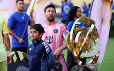 Vệ sĩ riêng bất ngờ xuất hiện, Messi ngó lơ fan cuồng Ronaldo tại Club World Cup