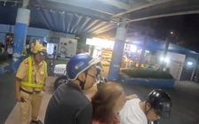 'Anh ơi đi cấp cứu': CSGT lập tức mở đường, phản ứng người đi đường gây bất ngờ