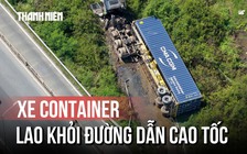 Khoảnh khắc kinh hoàng xe container lao khỏi đường dẫn cao tốc ở TP.HCM
