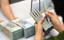 Tiền vẫn chảy vào ngân hàng