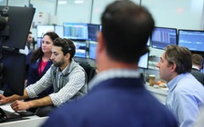 Giá dầu tăng vọt, chứng khoán giảm do xung đột Israel - Iran