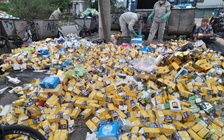 Hàng nghìn hộp thực phẩm chức năng hết hạn đổ đầy bãi rác ở Hạ Long