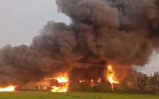 Cháy lớn xưởng nhựa, nhiều ô tô kịp thời di dời khỏi đám cháy