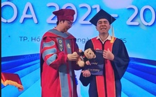 Nam sinh bật khóc nức nở khi nhận bằng tốt nghiệp