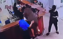 Nữ nhân viên y tế bị người nhà bệnh nhân hành hung