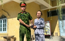 Nhặt được ví tiền khi đi chiêm bái xá lợi Phật, du khách tìm người trả lại