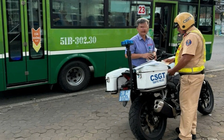 CSGT TP.HCM phạt tài xế xe buýt dừng xa lề, đi sai vạch kẻ đường