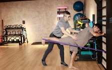 Nhà vô địch thế giới Muay Thái trải nghiệm trị liệu cơ thể  cùng chuyên gia Úc