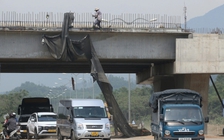 Công trình cầu vượt Hòa Liên - Túy Loan: Hiểm họa 'treo trên đầu' người đi đường