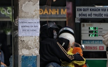 Chủ quán ở TP.HCM cấm người bán vé số: Bảo vệ khách hay vô cảm?