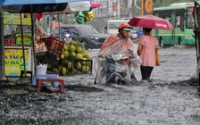 TP.HCM  mưa lớn xối xả giữa trưa: Đường ngập, người dân 'vật lộn' giữa biển nước