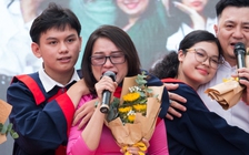 Cha mẹ, thầy cô hát tặng sĩ tử trong lễ tri ân, nhiều người bật khóc