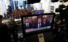 Mỹ cảnh báo công dân khắp thế giới, ông Trump tuyên bố mập mờ về Iran