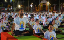 Hơn 1.000 người đồng diễn yoga 'vì một trái đất, một sức khỏe'