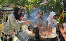 Sĩ tử miền Trung lên chùa cầu may trước kỳ thi tốt nghiệp THPT 2025