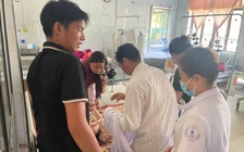 CSGT TP.Huế dùng xe tuần tra đưa cháu bé sốt cao, co giật đến bệnh viện