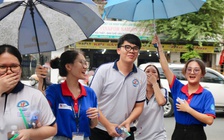 Che mưa cho thí sinh đến trường làm thủ tục dự kỳ thi tốt nghiệp THPT
