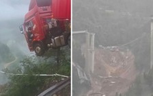 Sập cầu tại Trung Quốc, xe container nằm vắt vẻo ngay mép cầu