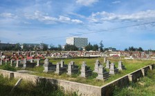 Những ngôi mộ tạm sát khu dân cư