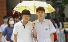 Thí sinh Hà Nội đội nắng đi làm thủ tục thi tốt nghiệp THPT