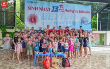 Hàng trăm gia đình cùng bơi để đóng góp thắp sáng bản làng