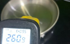 Chiên đồ ăn khi dầu ăn bốc khói: Thói quen gây hại sức khỏe nhiều người mắc phải