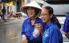 Tình nguyện viên tranh thủ 'gặm bánh mì', túc trực tiếp sức thí sinh