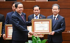 Tặng bằng khen cho các trưởng, phó đoàn đại biểu Quốc hội