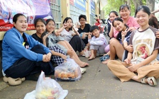 'Đại gia đình' hơn 10 người đi cổ vũ thí sinh thi tốt nghiệp THPT