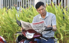 Phụ huynh 'đứng ngồi không yên' ở vỉa hè chờ con thi tốt nghiệp THPT