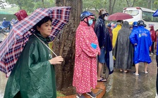 Xúc động hình ảnh nhiều phụ huynh đứng dưới trời mưa lớn hàng giờ đồng hồ đợi con