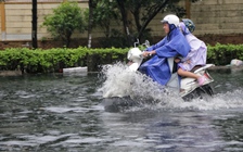 TP.HCM có mưa rất to chiều nay: Nước ngập gần hết bánh xe, người dân 'vượt sóng'