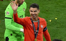 Tiết lộ mức lương khủng của Ronaldo khi ở lại Al Nassr, bỏ xa Messi