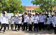 Nữ thí sinh ngất xỉu giữa sân trường sau giờ thi ngữ văn