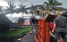 Mưa gió làm sập nhiều gian hàng tại hội chợ ở Quy Nhơn