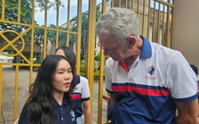 Thầy giáo Tây hơn 6 năm vỗ tay, chờ thí sinh thi tốt nghiệp trước cổng trường