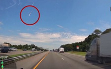 Cảnh tượng hiếm: Cầu lửa sáng hơn trăng tròn xuất hiện giữa ban ngày