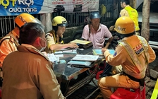 Bị CSGT TP.HCM phạt nồng độ cồn, người đàn ông bất hợp tác: 'Anh đừng hỏi nữa!'