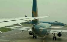 Hai máy bay va nhau tại Nội Bài làm rách đuôi cánh, vỡ kính