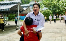 Thí sinh vỡ òa niềm vui sau môn thi cuối cùng, tự tin đậu nguyện vọng 1