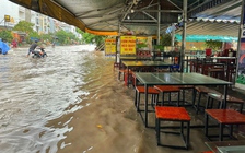 Cám cảnh 'ngập nước là đóng cửa' của nhiều hàng quán ở TP.HCM mùa mưa