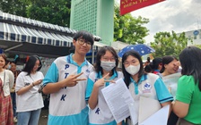 Thí sinh than bài đọc tiếng Anh tốt nghiệp THPT như đề IELTS, 'nhìn hoa mắt'