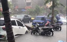 Dân cuống cuồng di chuyển xe ra khỏi hầm chung cư bị ngập sâu