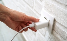 Bộ sạc điện thoại nóng có phải là điều bình thường?