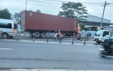 Xe container tông dải phân cách, lao qua đường suýt tông xe tải