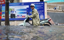 TP.HCM mưa lớn chiều nay 4.6: 'Phố nhà giàu' Thảo Điền ngập nặng hơn 2 tiếng