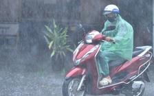 Không khí lạnh gây mưa lớn dập tắt nắng nóng 'thiêu đốt' miền Trung

