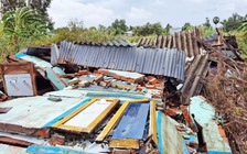 Cà Mau: Lốc xoáy làm sập, tốc mái 18 căn nhà và chìm 2 tàu cá