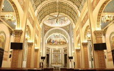 Nhà thờ do cậu Nam Phương hoàng hậu xây và chiếc túi lạ treo tượng thánh